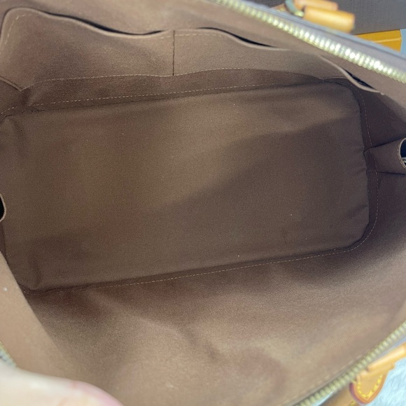 Louis Vuitton Alma Gm monogram Handbag - Picture 8 of 16